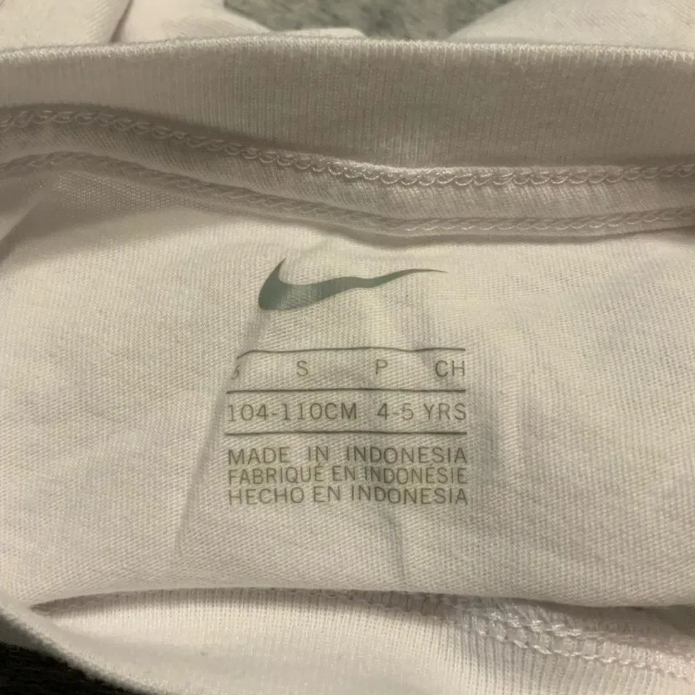 NWOT Nike Tee & Wrangler Skinny Jeans - Picture 4 of 9